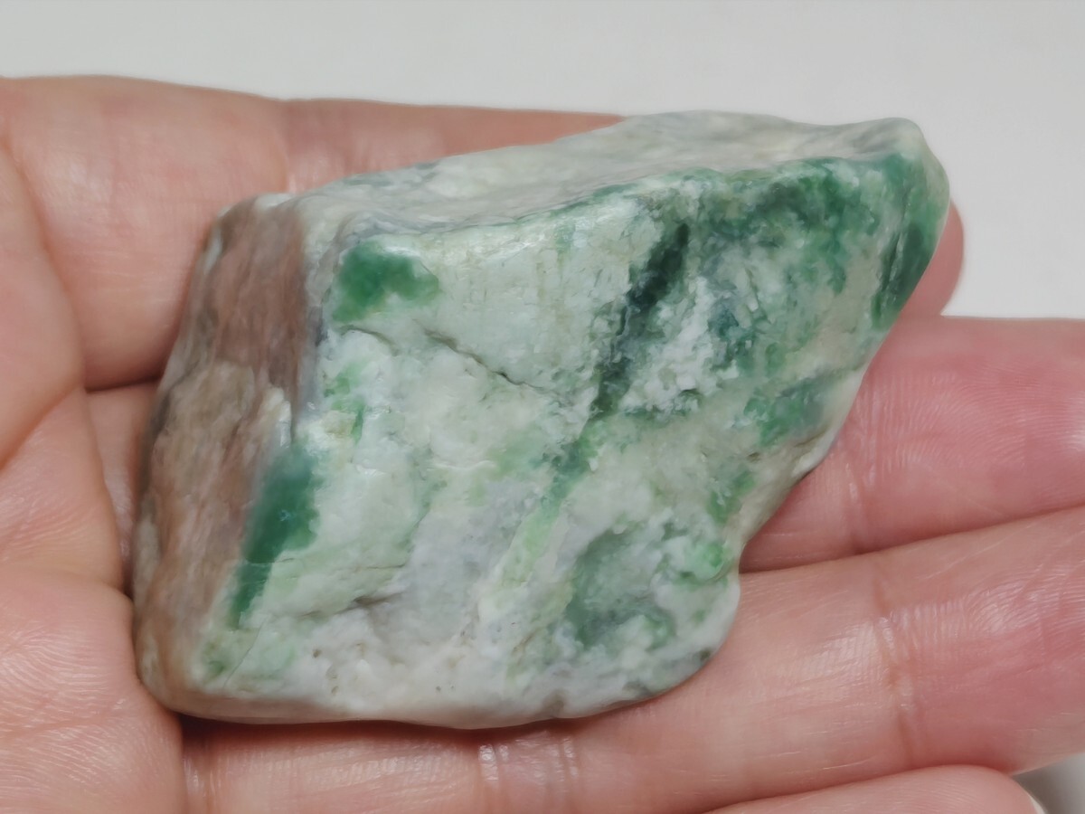 白緑黒】 89g 翡翠 ヒスイ 原石 翡翠原石 鑑賞石 自然石 誕生石 鉱石