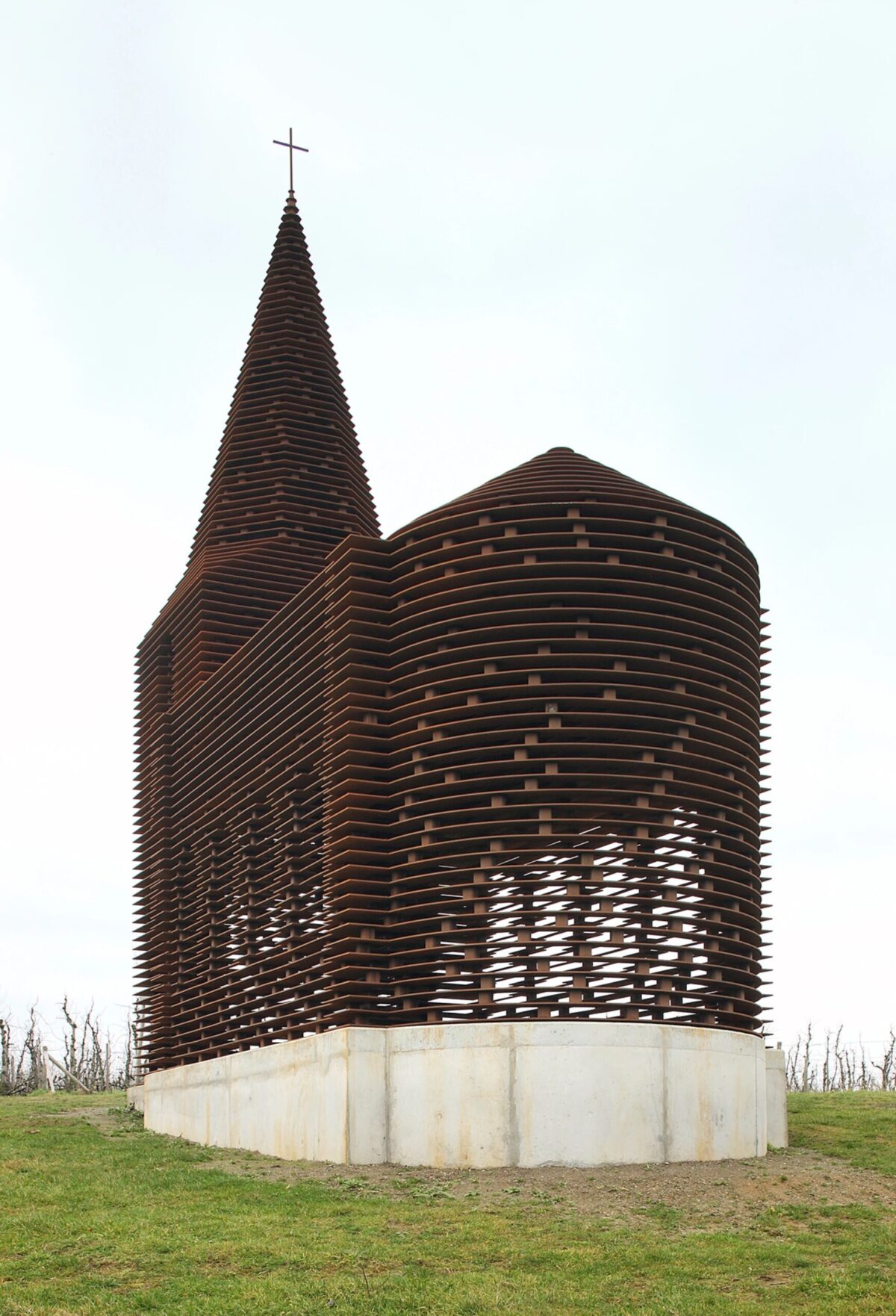 連続する水平層が織りなす半透明な建築〈Reading Between the Lines